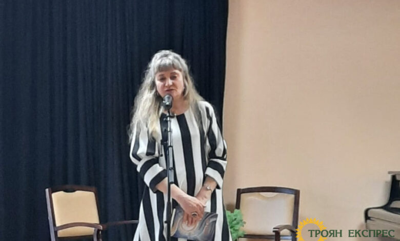 Лина Борджиева представи 11-ата си стихосбирка „Човек е Бог“ в Троян