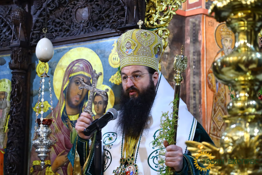 Цветница в Троянския манастир
