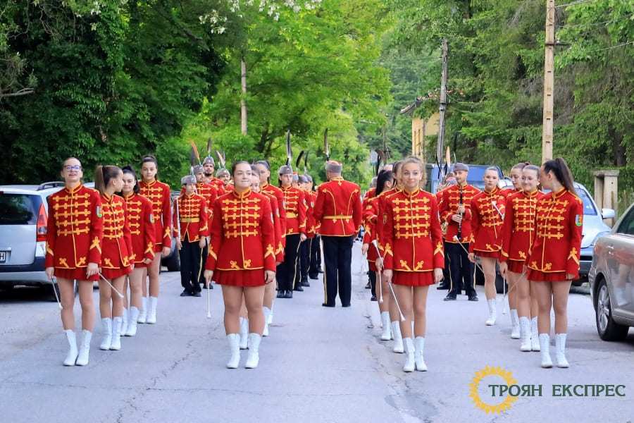 Бели Осъм отбеляза 2 юни с тържествена заря-проверка -3