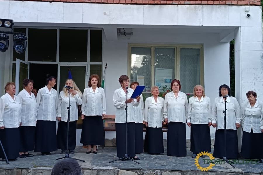 Бели Осъм отбеляза 2 юни с тържествена заря-проверка