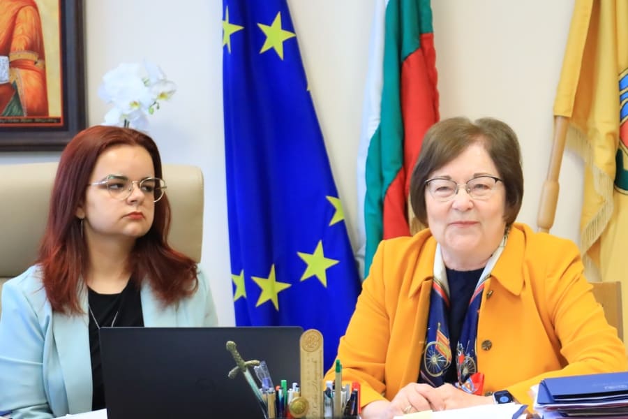 Млади дами поеха управлението на Троян