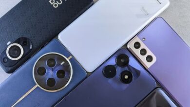 Смартфони от различни марки, подредени с камерите нагоре