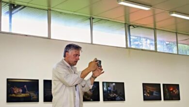 Владимир Карамазов откри вълнуващата си изложба „На тяхно място“ в Орешак