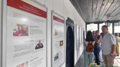 В Троян откриха изложбата „Хората зад дървото“