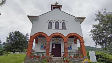 Нови стенописи посрещат миряните в храм „Свети Дух“ в Белиш