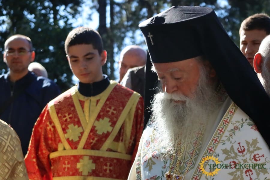 Панихида за 40 дни от кончината на отец Марин Божков в Троян -2