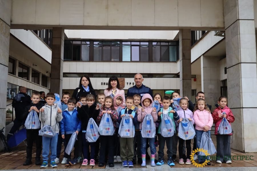 Пожарната в Троян и БЧК представиха пред граждани и ученици