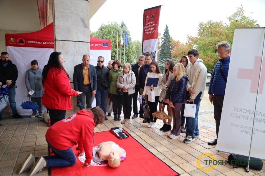 Пожарната в Троян и БЧК представиха пред граждани и ученици
