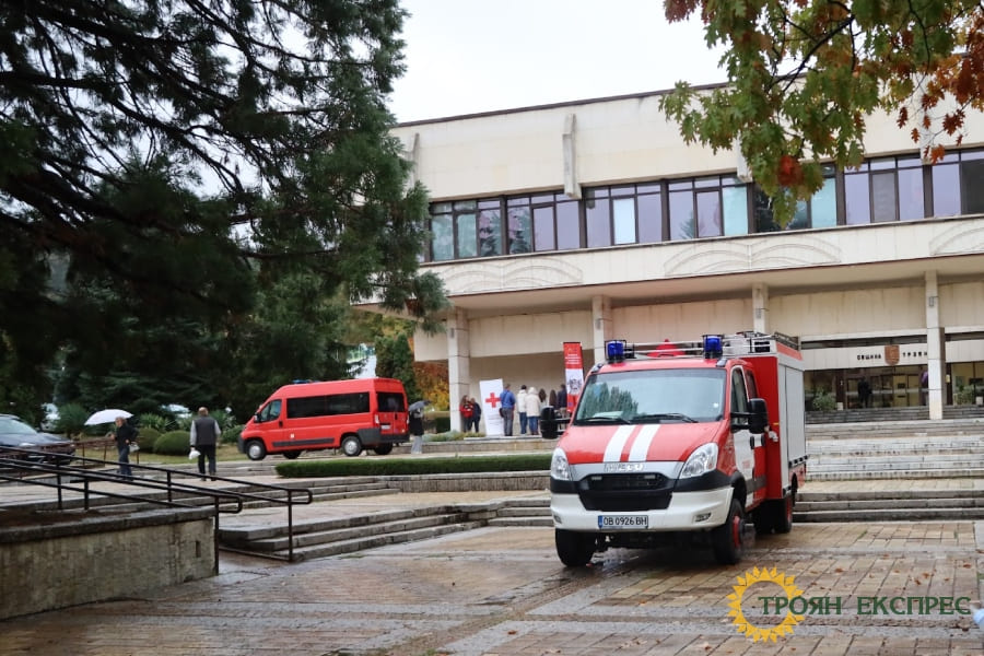 Пожарната в Троян и БЧК представиха пред граждани и ученици