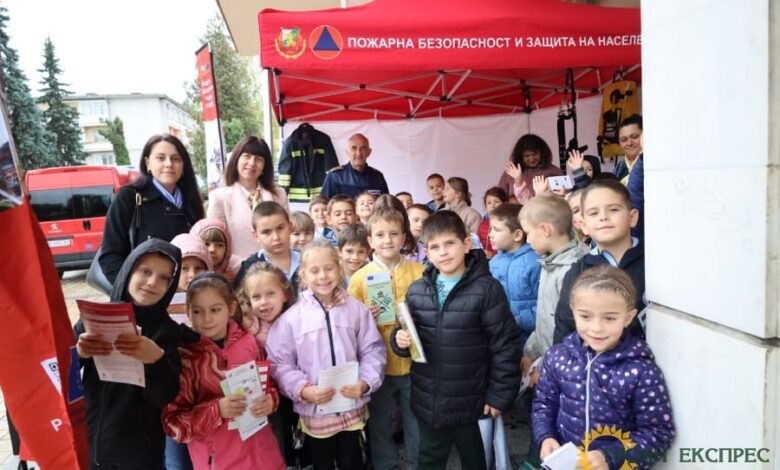Пожарната в Троян и БЧК представиха пред граждани и ученици - бедствия