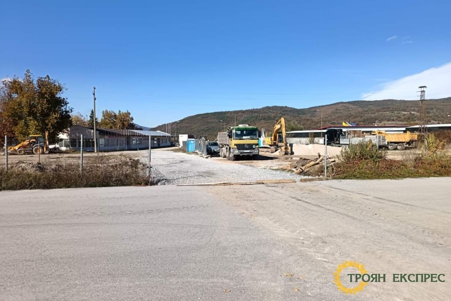 Строителството на ролбана в Троян напредва